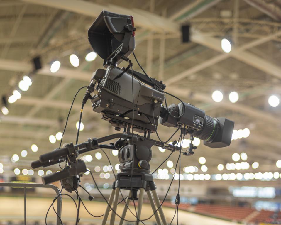 Primer plano de una cámara de televisión en un pabellón deportivo